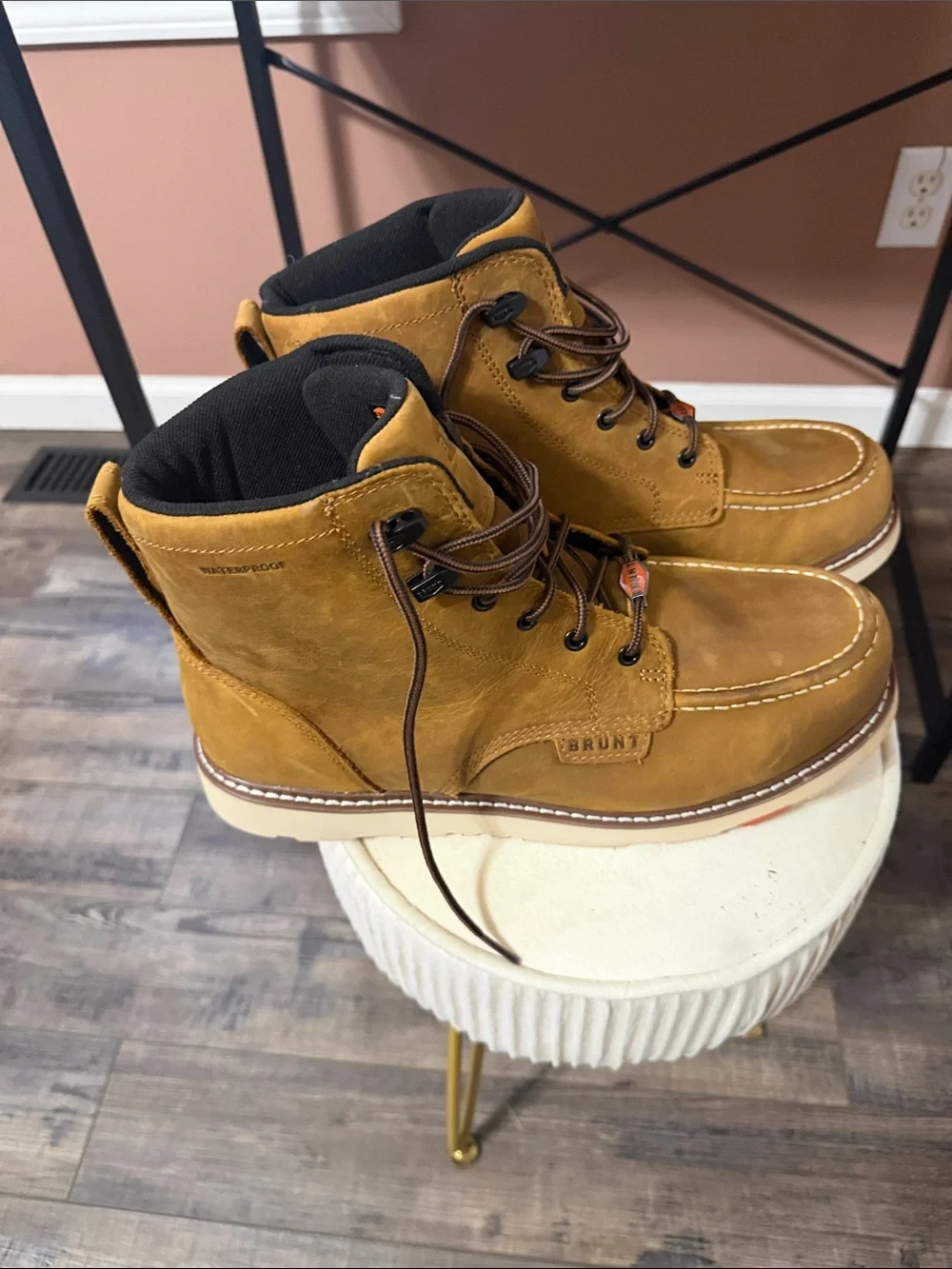 Brunt tan leather